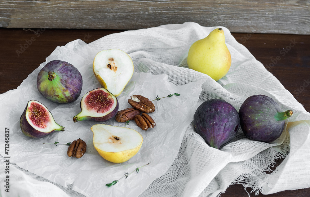 Figs, pears and pekan nuts on a white tissue