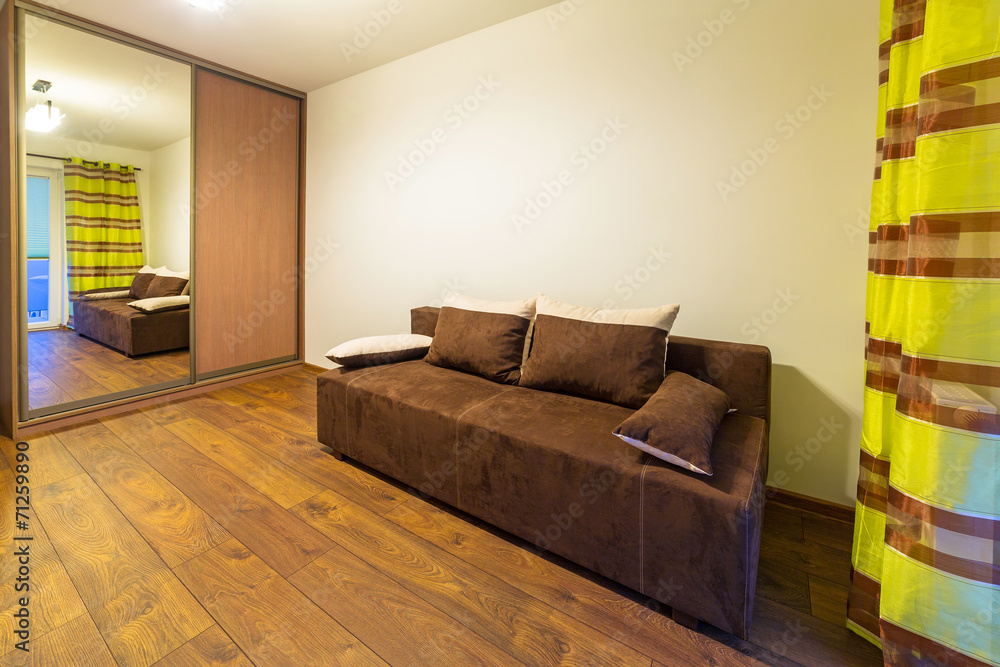 带木地板的白色和棕色卧室