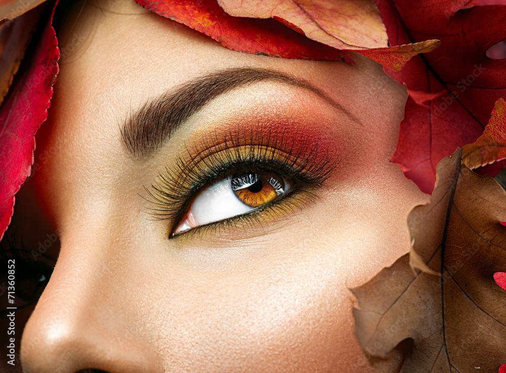 秋天为棕色眼睛化妆。特写时尚化妆
