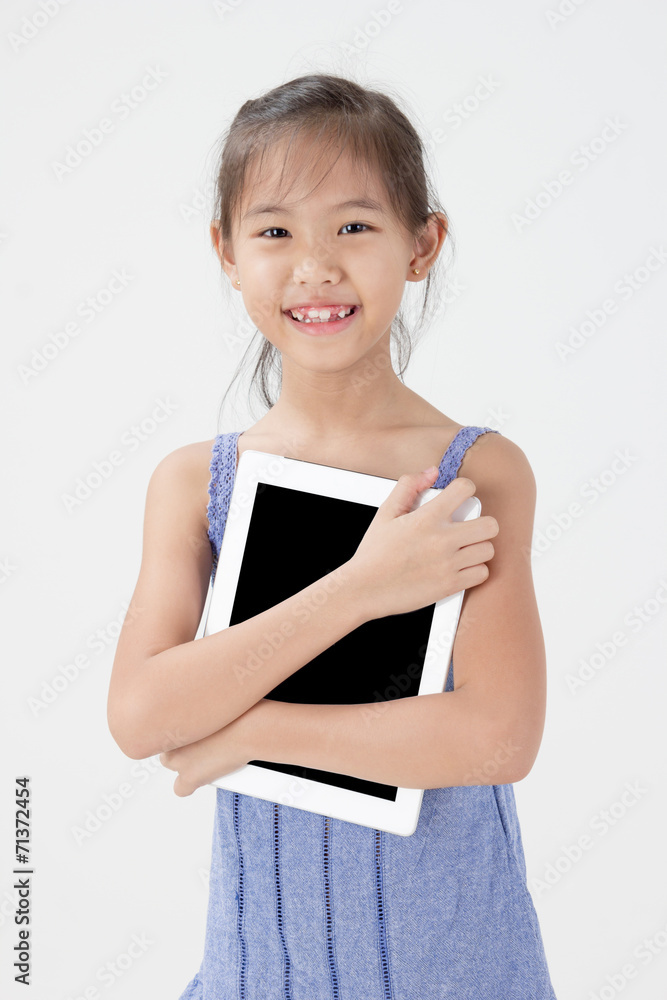快乐的亚洲儿童手持平板电脑