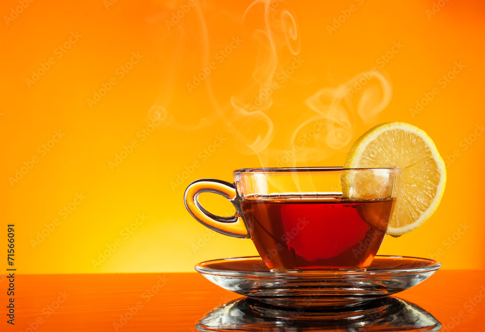 橙色背景的杯子里的茶