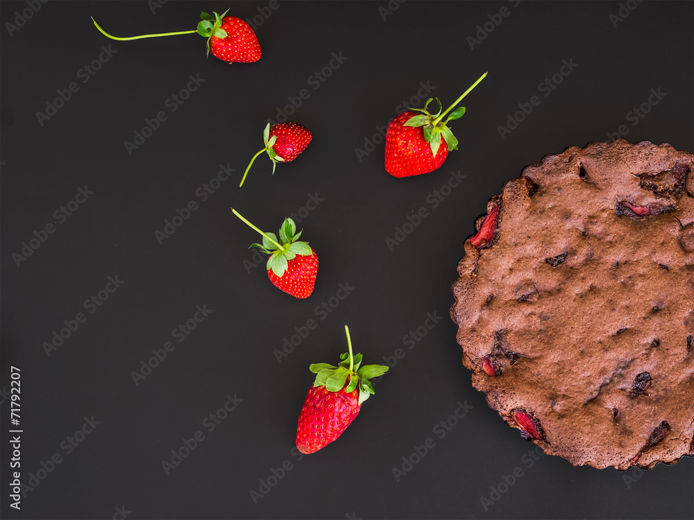 黑巧克力草莓蛋糕配新鲜草莓