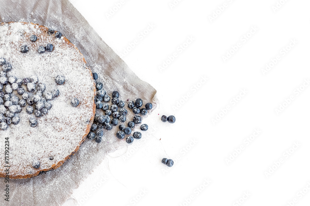 蓝莓蛋糕配新鲜蓝莓和糖粉