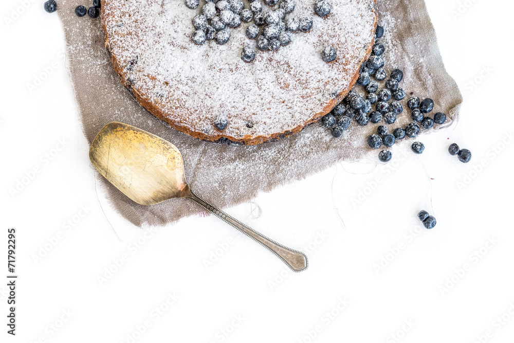 米色蓝莓和糖粉蛋糕