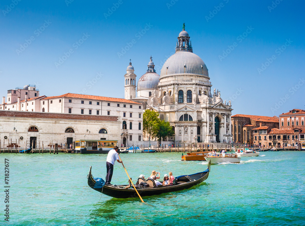 威尼斯大运河上的贡多拉与圣玛丽亚教堂致敬