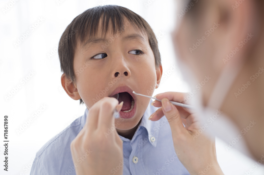 正在接受牙科检查的男孩