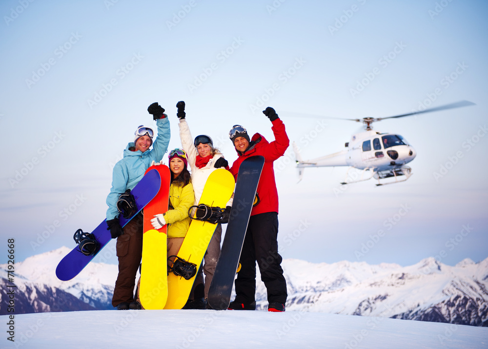 直升机滑雪山顶上的滑雪运动员