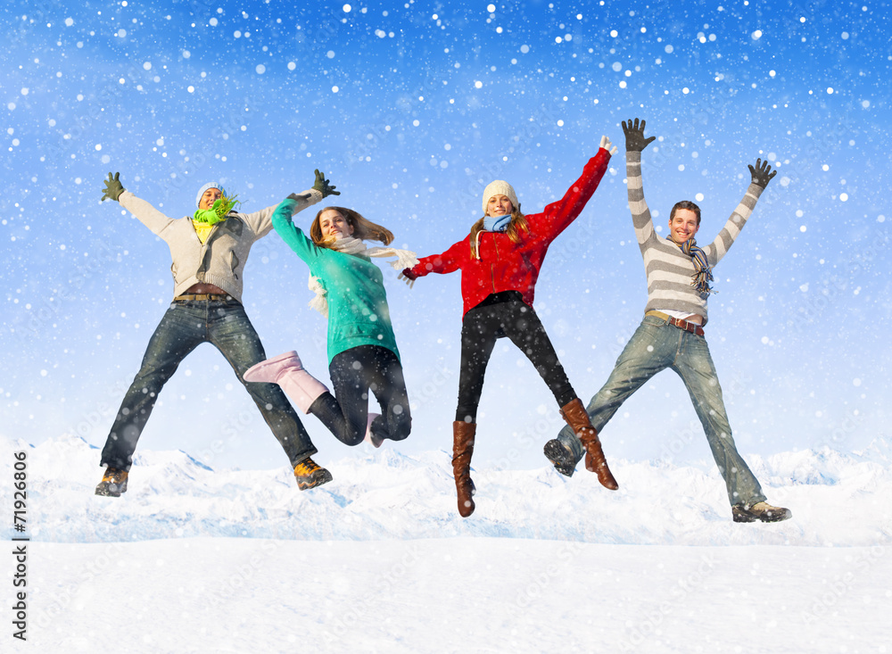 一群朋友在雪地里跳跃