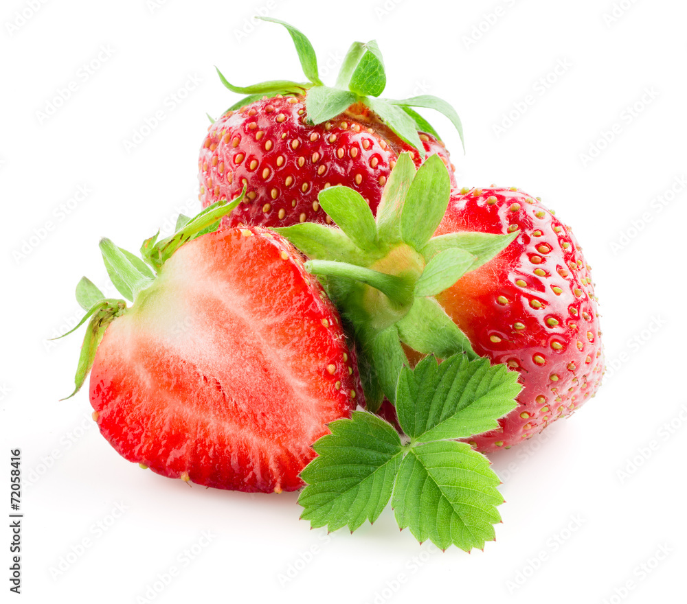美丽的草莓隔离在白色