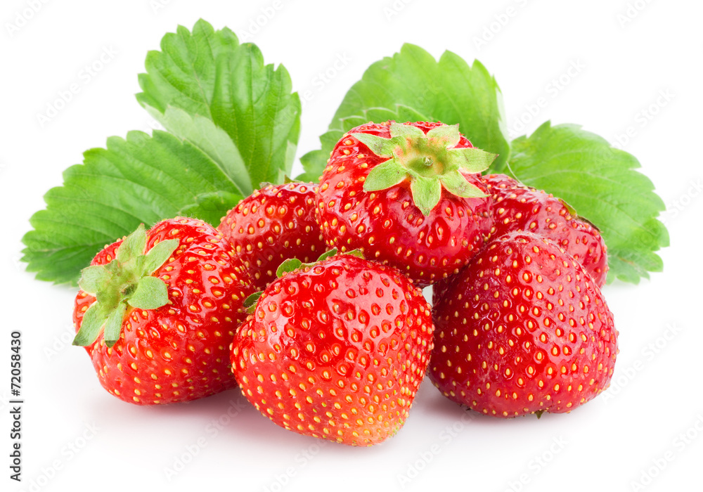 带叶子的草莓。隔离在白色背景上。