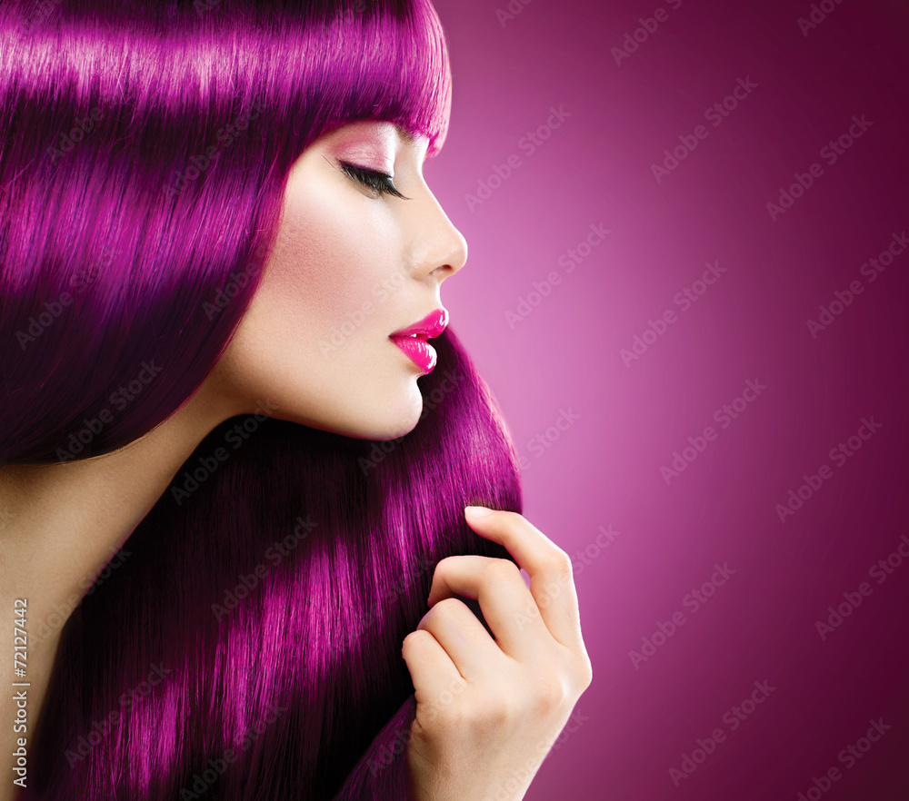 化妆完美、头发呈紫色的美女