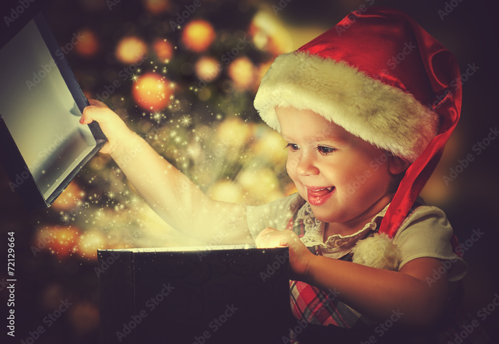 圣诞奇迹、魔法礼盒和儿童女婴