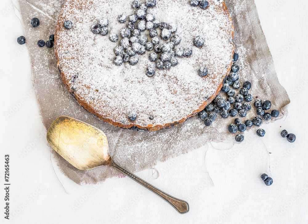 蓝莓蛋糕，配奶油糖霜和新鲜的白蓝莓