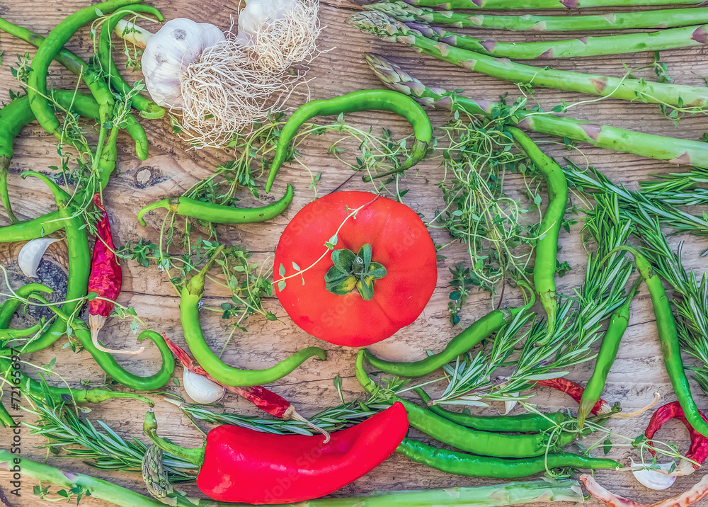 地中海蔬菜套装，由大蒜、番茄、新鲜蔬菜组成