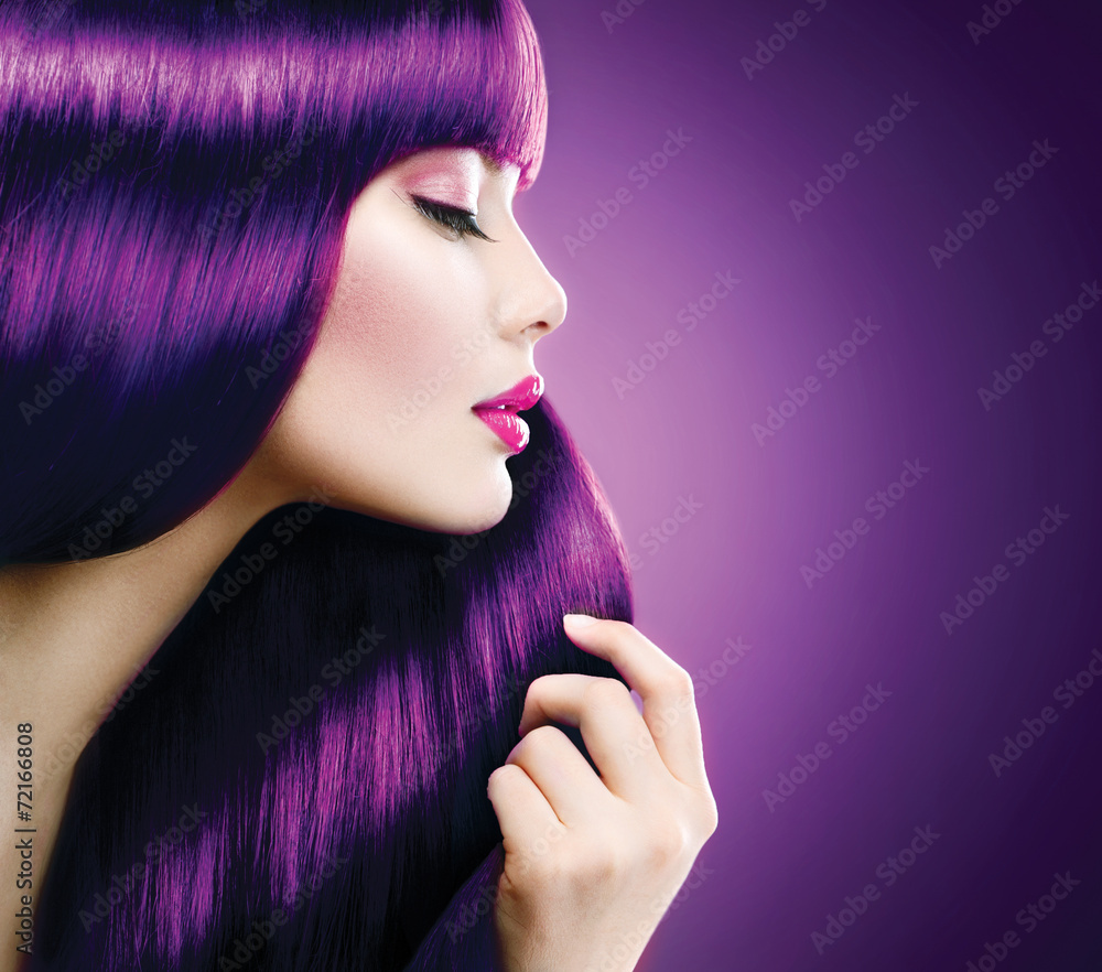 拥有完美妆容和紫罗兰色头发的美女
