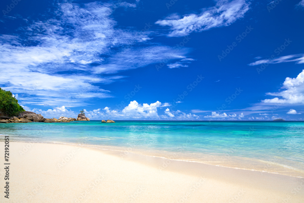 塞舌尔马埃岛热带沙滩和蓝天