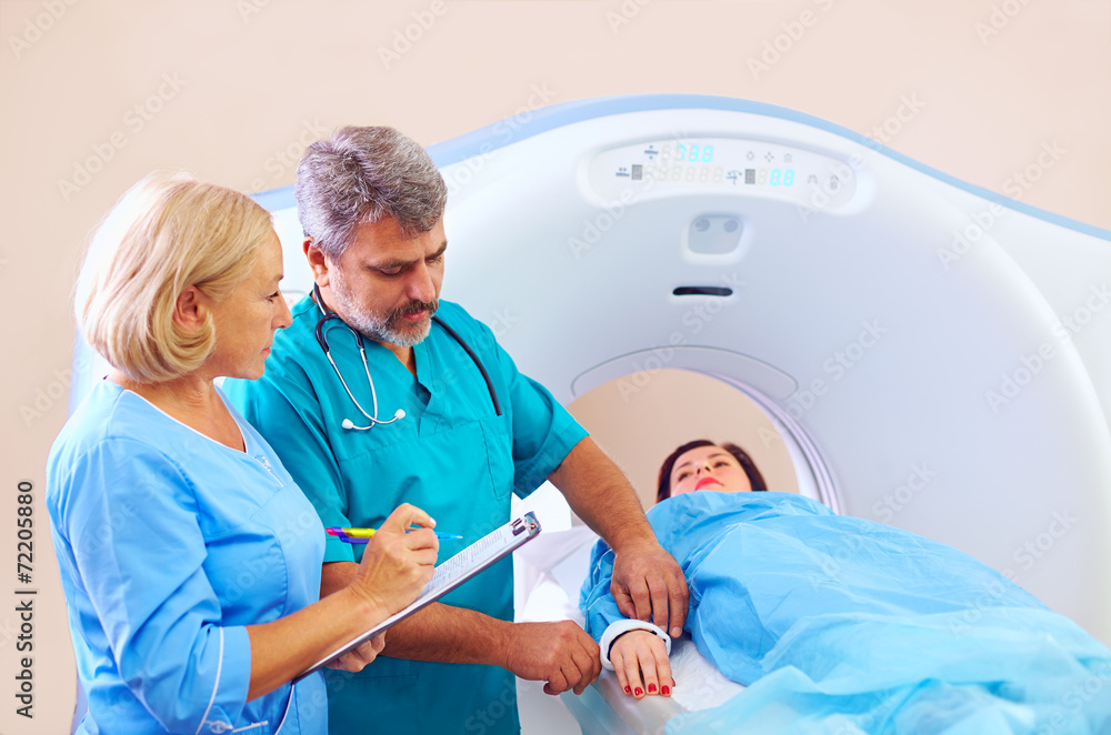 医护人员为患者进行CT扫描程序做准备