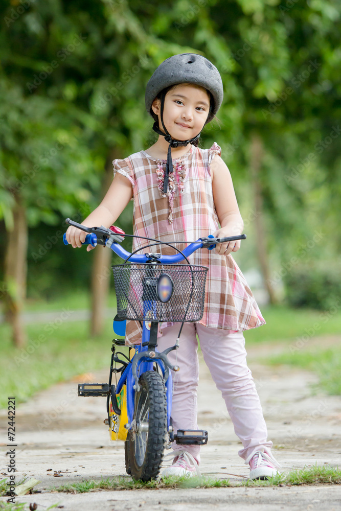 骑自行车的亚洲小孩