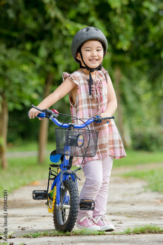 骑自行车的亚洲小孩