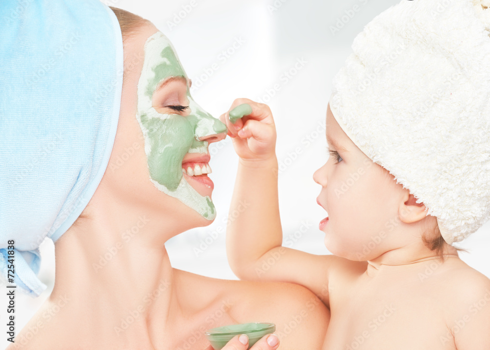 家庭美容治疗。母亲和女儿制作口罩