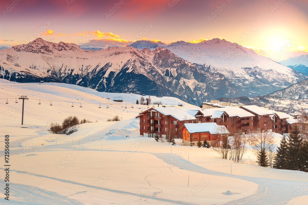 欧洲法国阿尔卑斯山美丽的日落和滑雪胜地