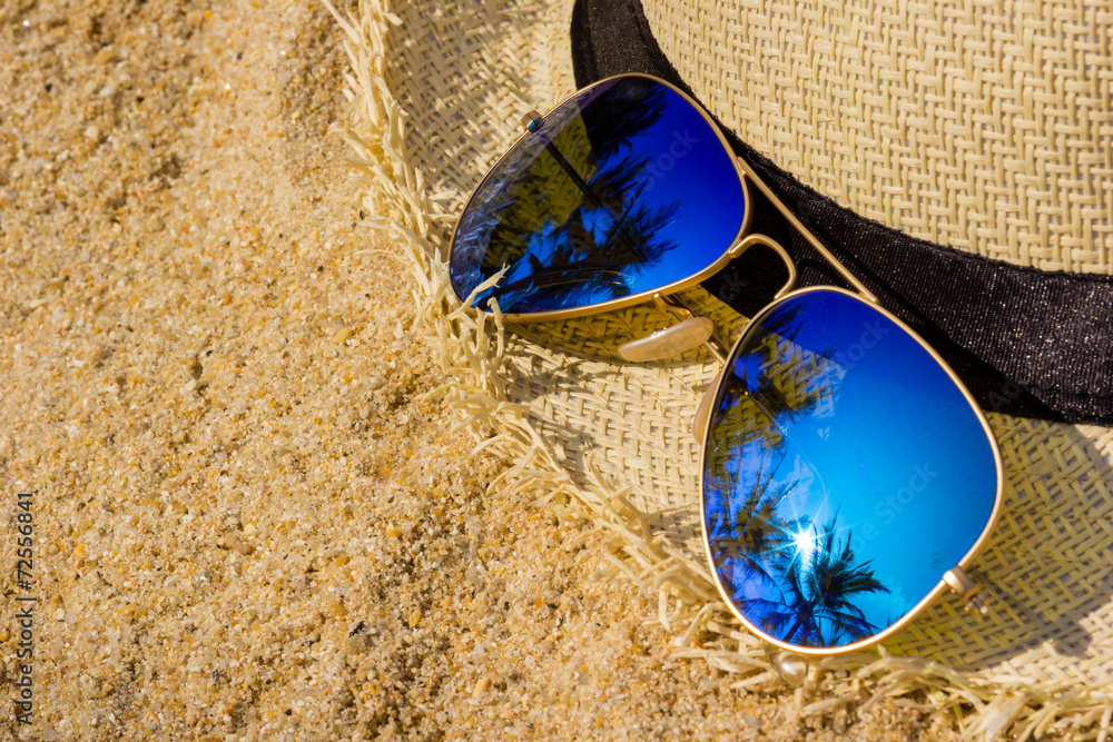 沙滩上的太阳镜和遮阳帽