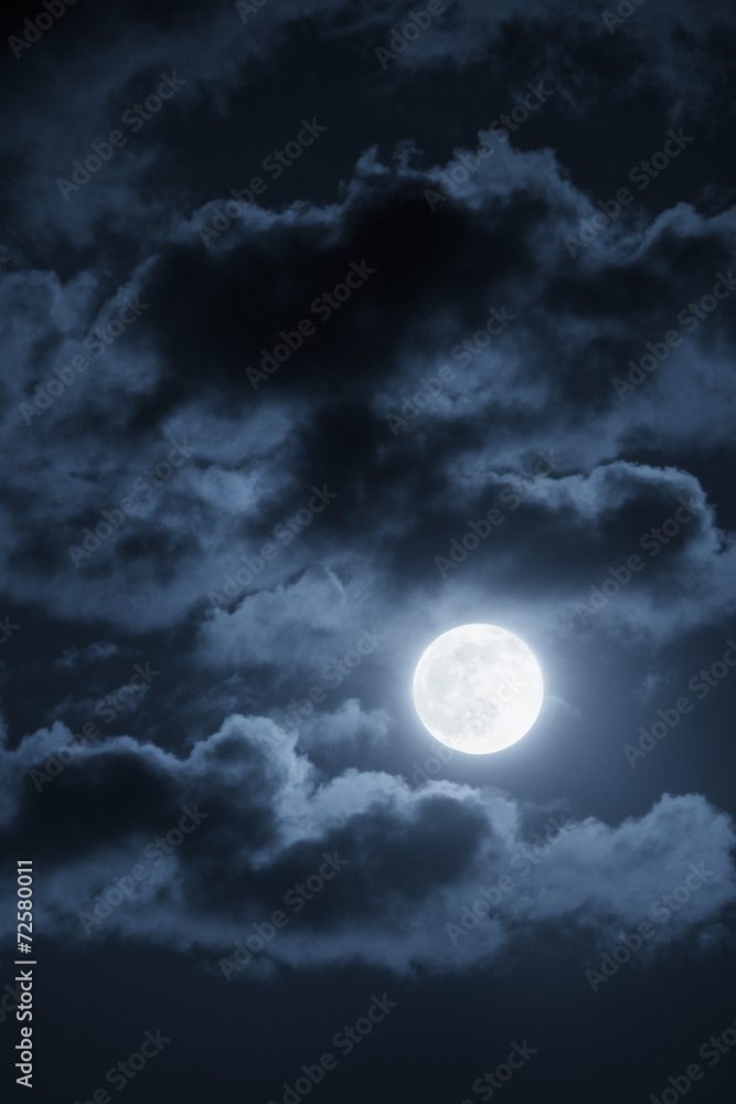 美丽的满月，戏剧性的夜晚云天