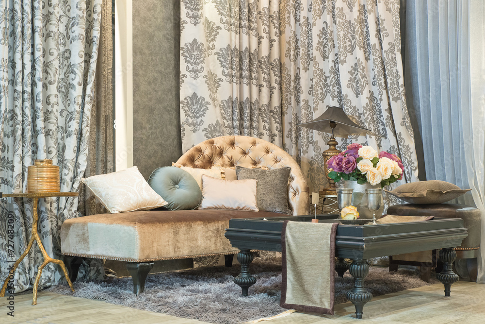 客厅配有外观经典的沙发、豪华的窗帘、灯具