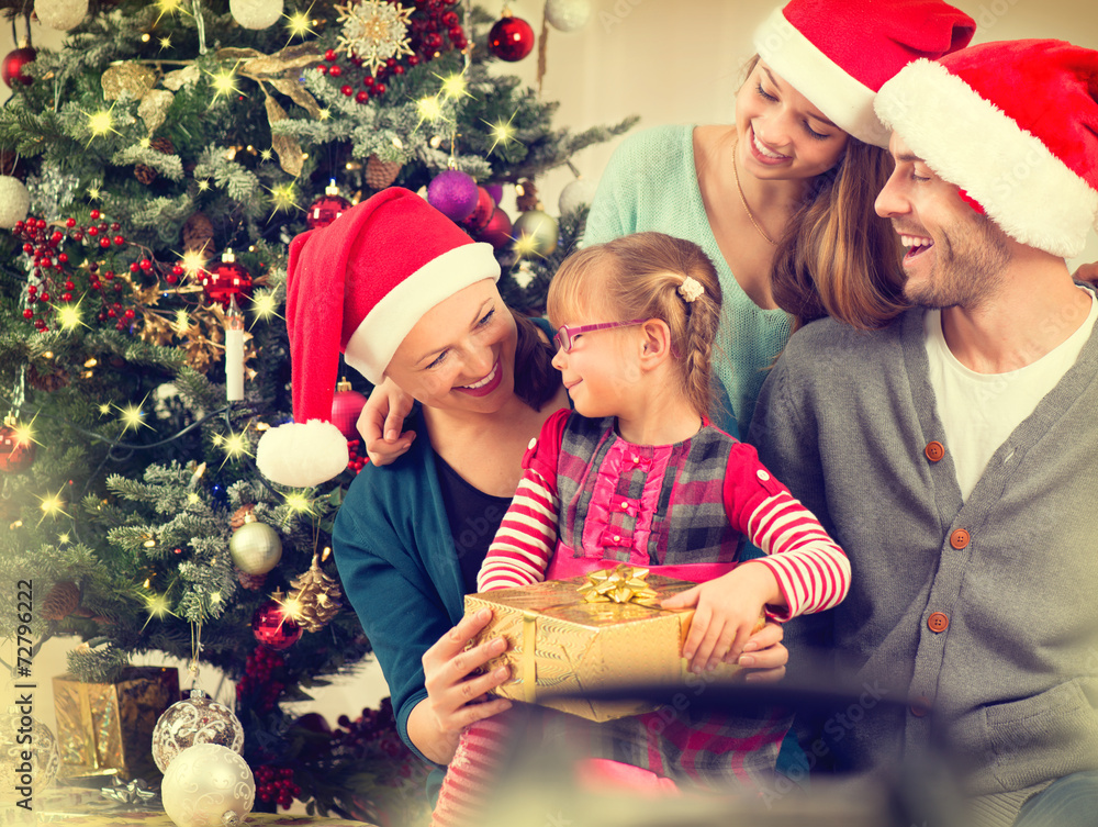 快乐微笑的一家人在家庆祝圣诞节