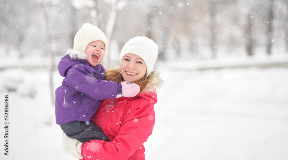 幸福家庭母亲和女婴女儿在冬天玩耍