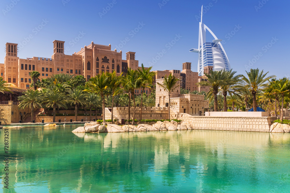 阿联酋迪拜热带度假胜地的惊人建筑