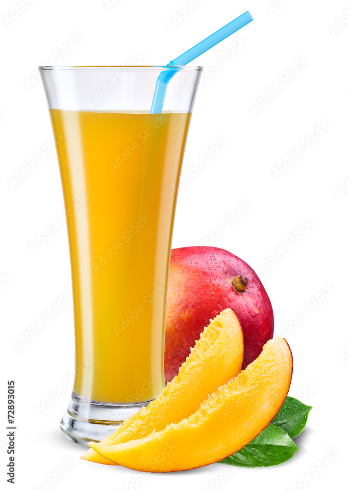 一杯芒果汁，白色上有分离的水果。