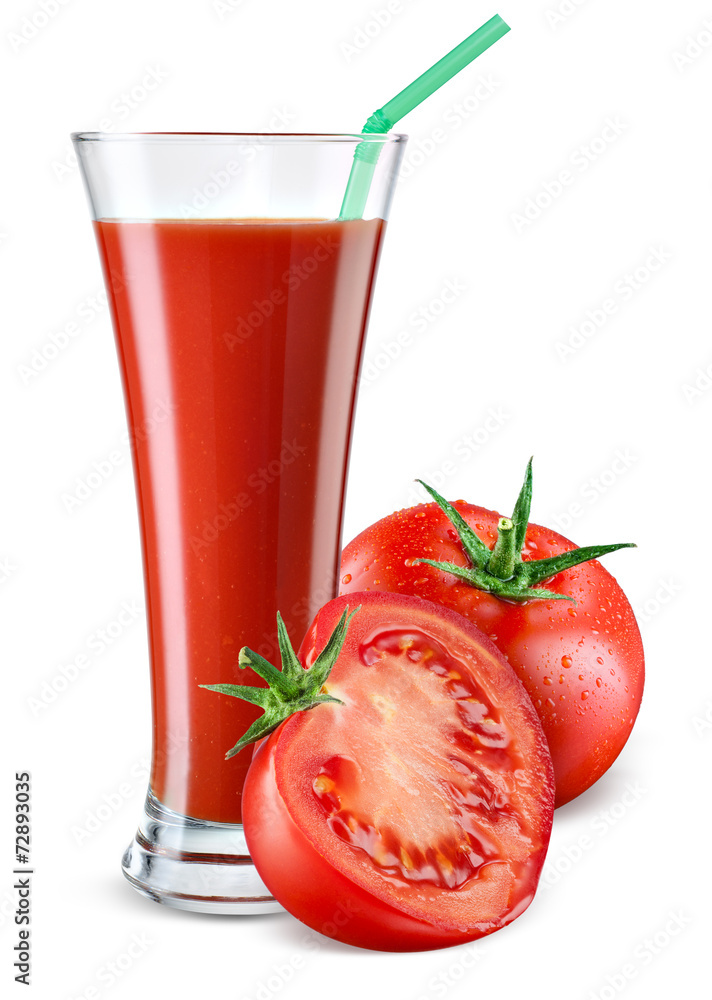 一杯番茄汁，白色上有分离的水果。