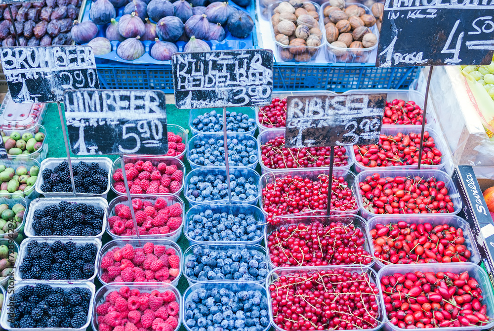 市场摊位上的新鲜浆果和水果