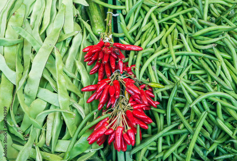 市场摊位上的新鲜四季豆和红辣椒