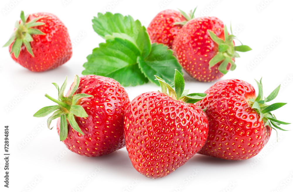 带叶子的草莓。在白色背景下隔离。