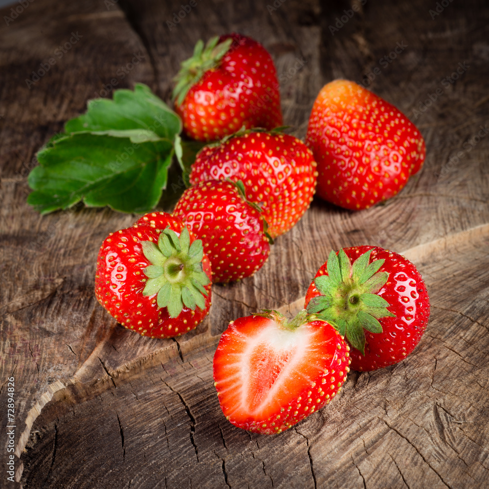 新鲜成熟的草莓。浆果群