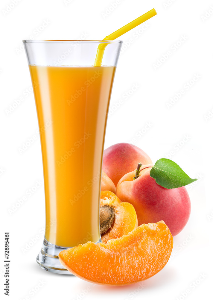 一杯芹菜汁，在白色上分离出水果。