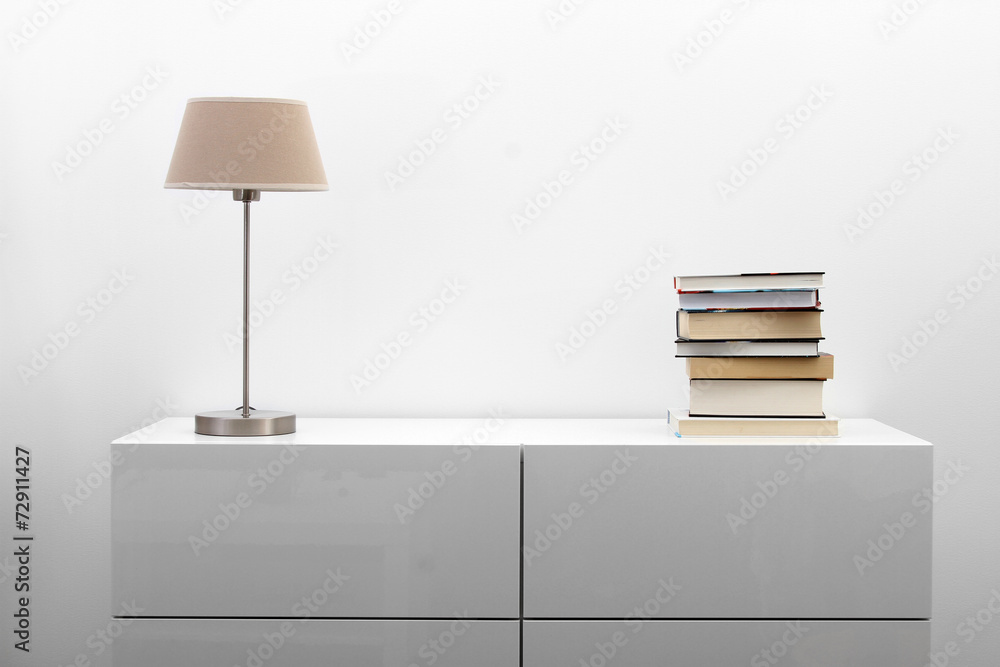 白色马桶，明亮的极简主义内饰，带灯和书籍