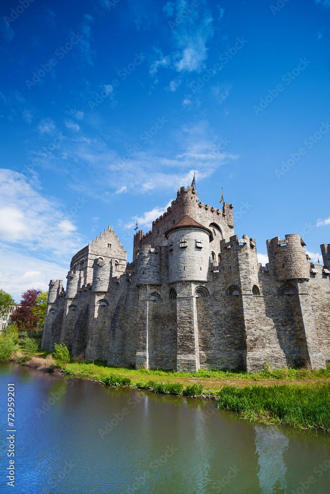 反映在河中的格雷夫斯廷城堡，比利时