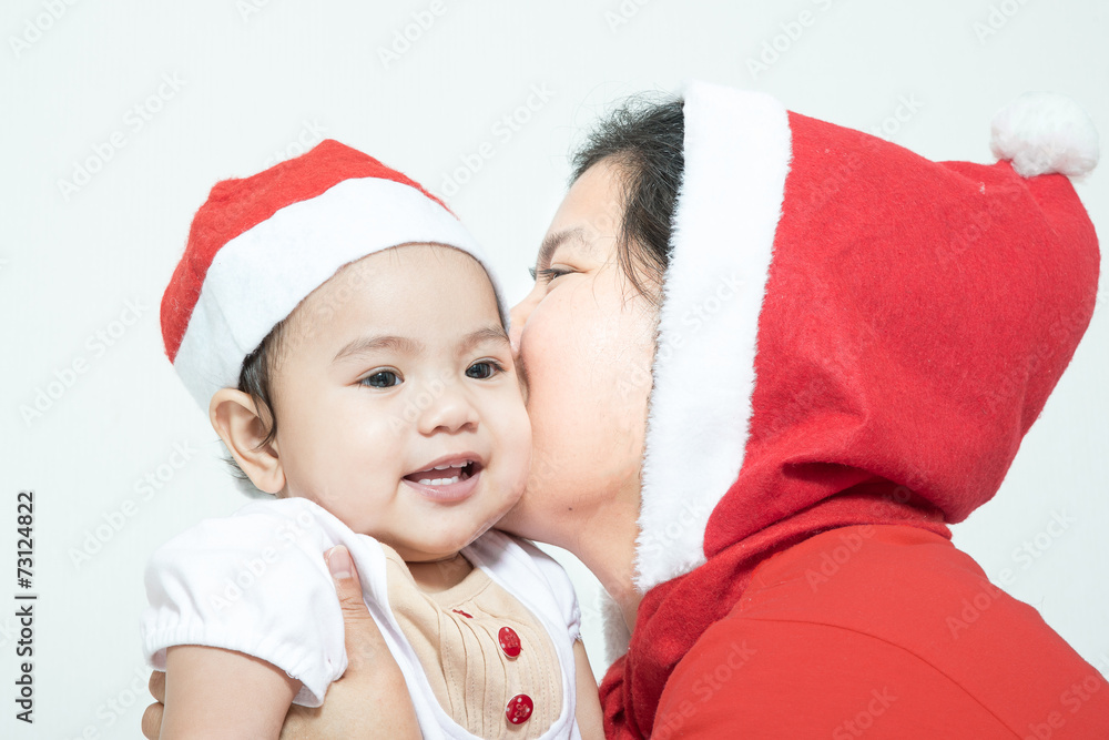 圣诞快乐，妈妈在白底上亲吻女儿