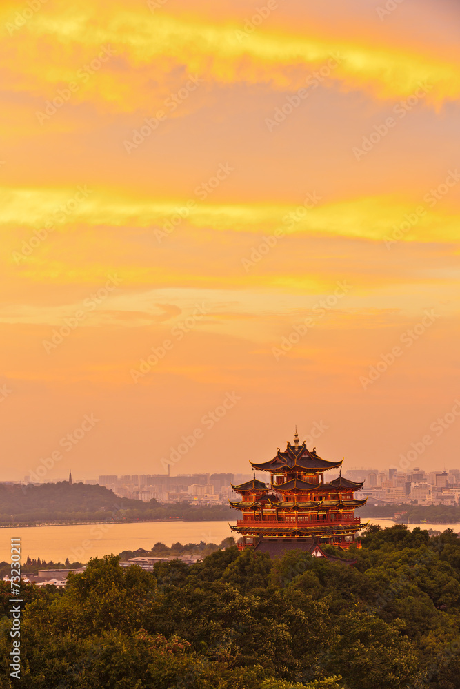 黄昏中的杭州传统建筑风光