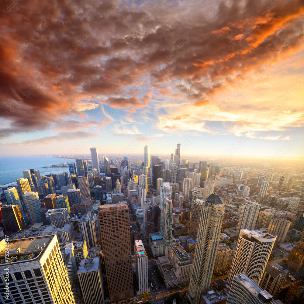 美国伊利诺伊州日落时的芝加哥鸟瞰图