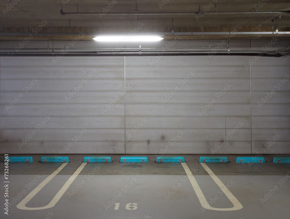现代建筑地下停车位空置