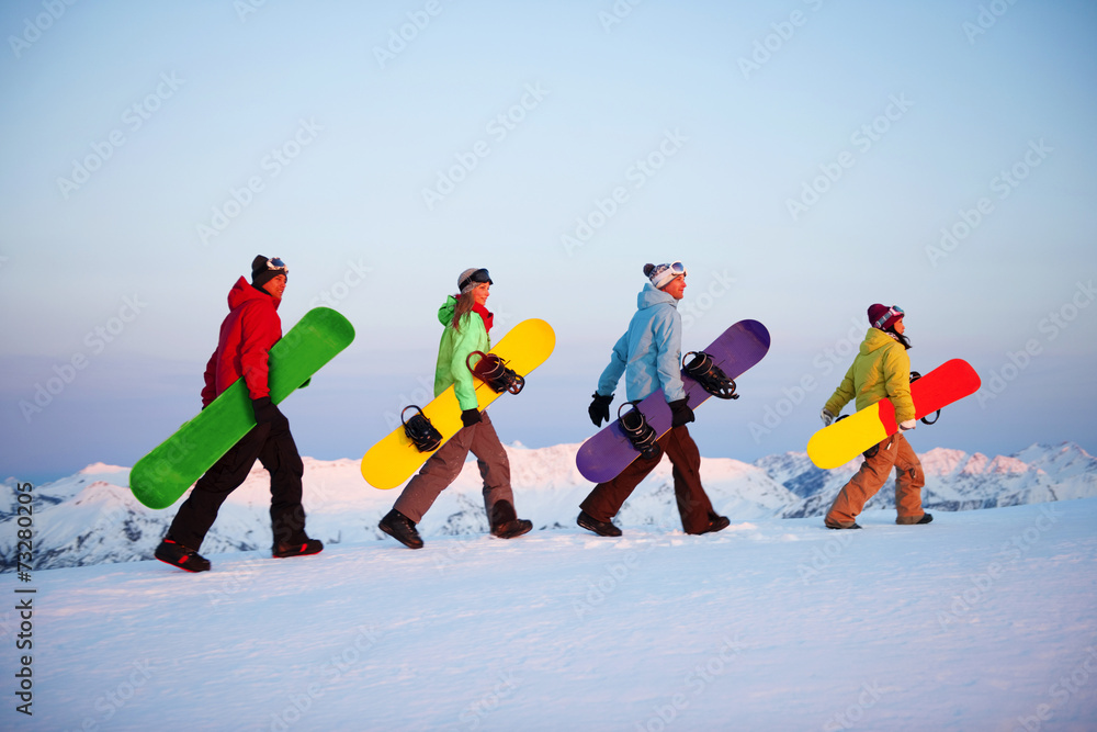 山顶上的一群单板滑雪运动员
