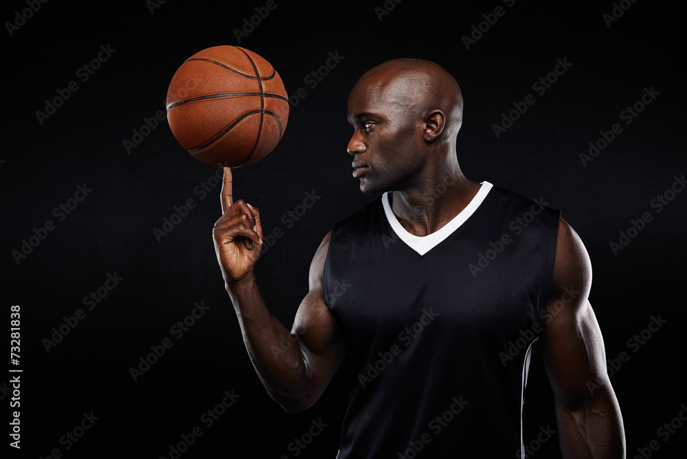 年轻的非洲运动员用手指平衡篮球