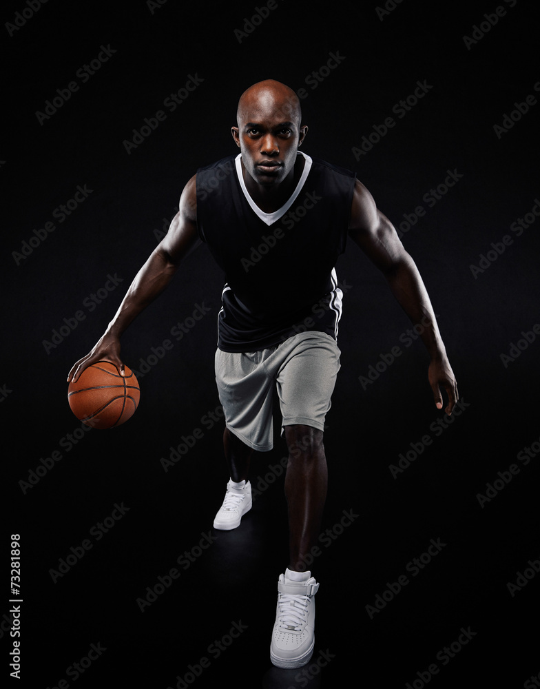年轻的篮球运动员在镜头前摆姿势