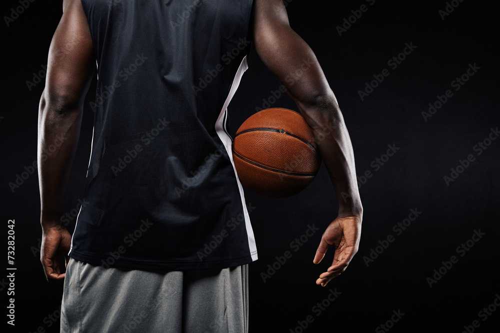 手臂上拿着球的非洲篮球运动员