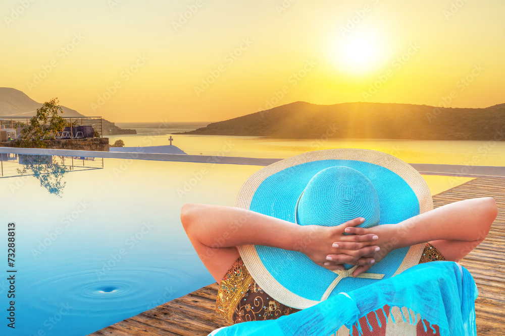 戴帽子的女人在希腊享受阳光假期