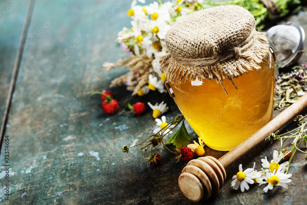 蜂蜜和草药茶